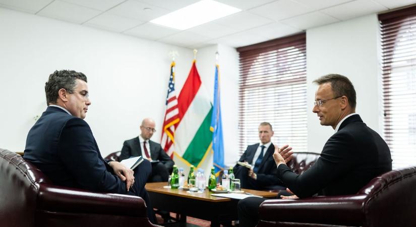 Szijjártó Péter: a szemünk előtt születik egy iparág