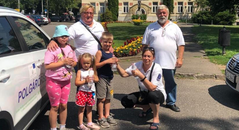 Ásványvizet osztottak a sóstói polgárőrök