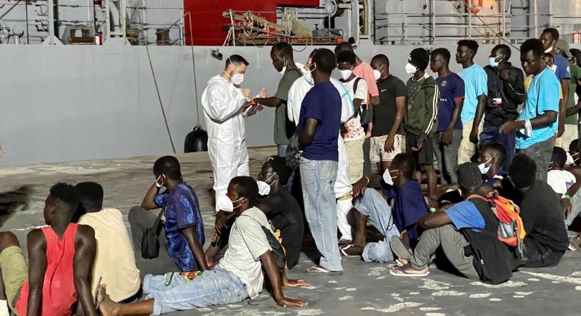 Megtelt Lampedusa, nem tudják elszállítani a migránsokat