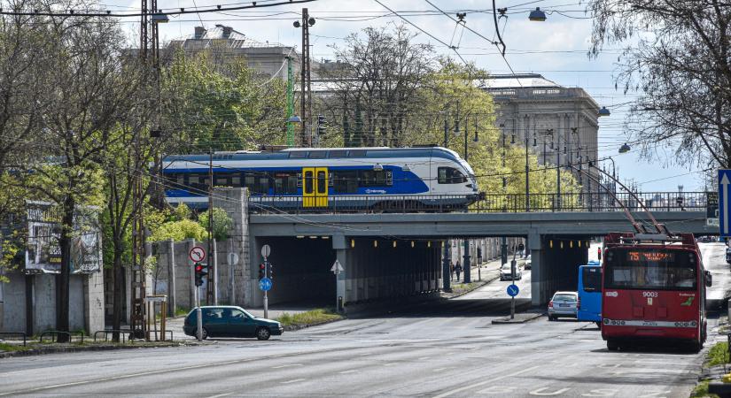 Egyre nagyobb lyuk tátong a fővárosi Dózsa György úton