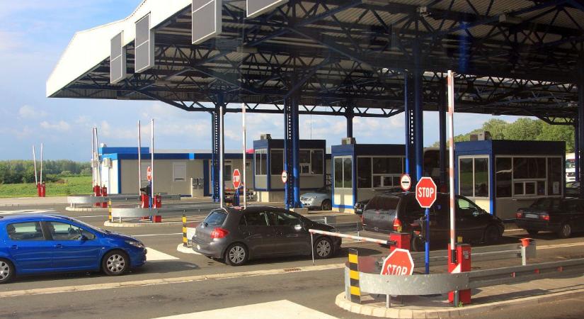 Több mint 180 percet kell várakozni a tompai határátkelőnél