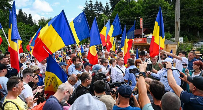 Román zászlós nacionalisták érkeznek Orbán tusványosi beszédére