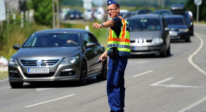 Több kilométerre nőtt a feltorlódott járműoszlop a tompai határátkelő előtt – galériával