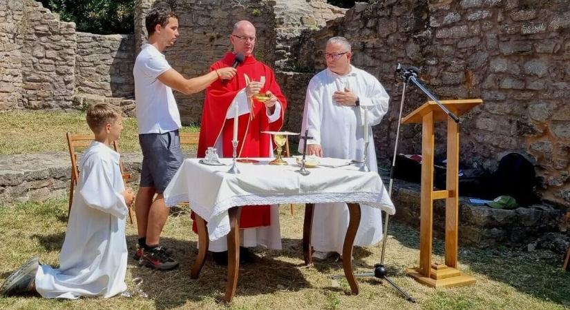 Szent Jakab ünnepéhez kapcsolódva szentmisét is tartanak a pálos kolostor romjainál
