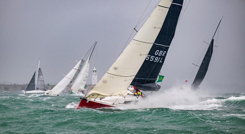 50. Rolex Fastnet Race – A Lizard Point közelében vitorlázik a magyar hajó