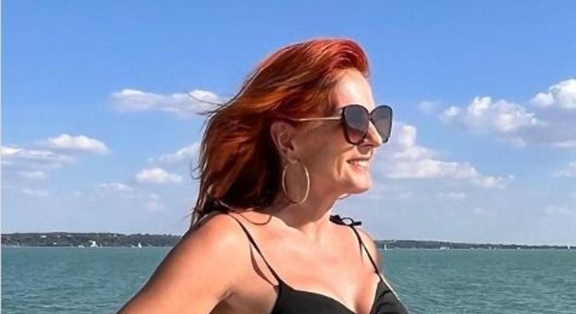 Bikiniben pózol a Balatonnál Keleti Andrea
