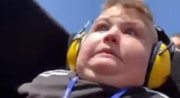 Először ült fel a kisfiú a hullámvasútra, minden az arcára van írva - videó