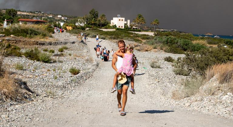 Tízezrével menekítik a turistákat a lángoló görög szigetekről