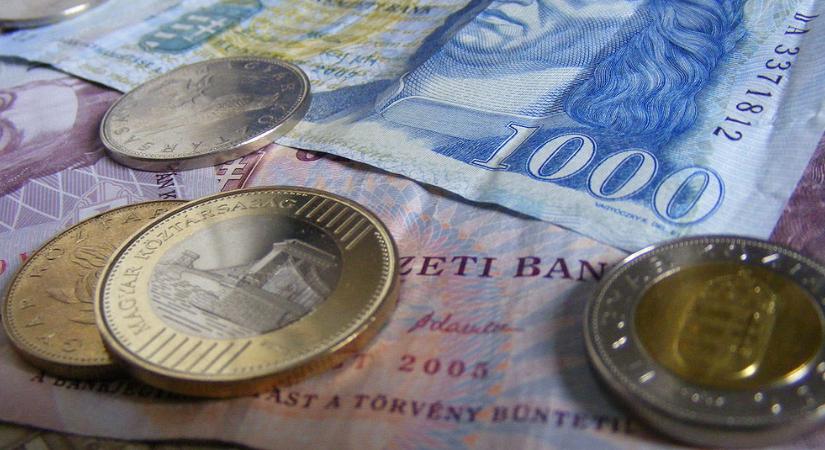 Kilenc hónapja csökken a magyarok átlagbére, 310 ezer a nettó medián kereset