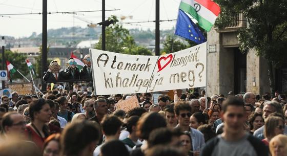 Ungár szerint a Momentum ártott a pedagógusok bérharcának, a Momentum szerint az LMP hab akar lenni a NER sörén