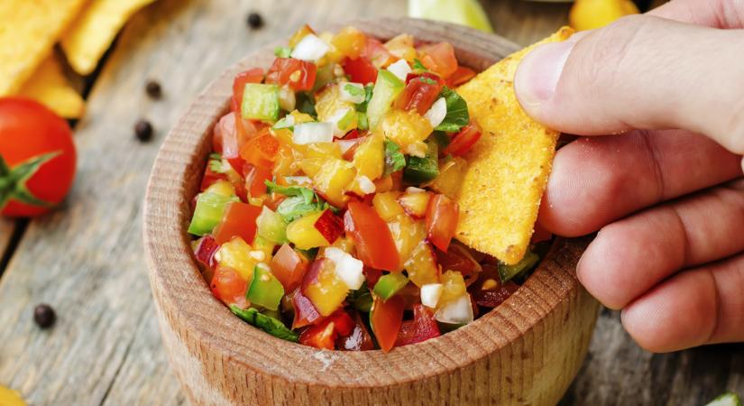 Pikáns salsa őszibarackkal: frissítő harapnivaló chips mellé