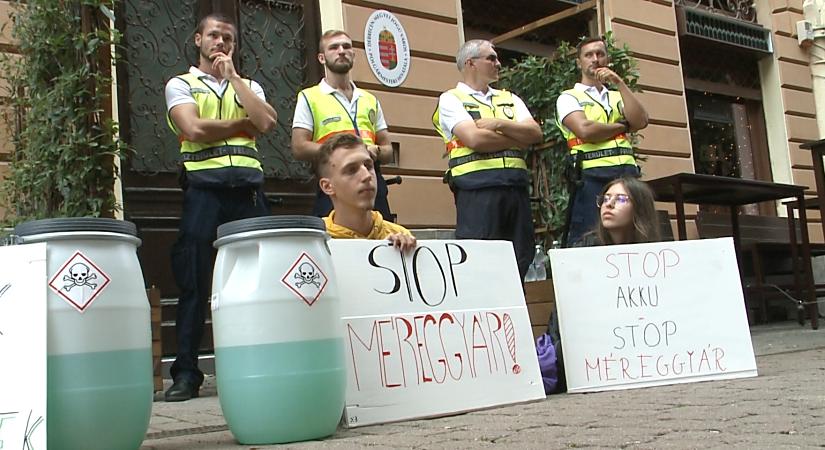 A blokád után petíciót indít a Momentum, a Fidesz-KDNP szerint távozniuk kell a közéletből