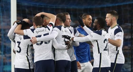 Szeretőinek és haverjainak szivárogtatott bennfentes üzleti infókat a Tottenham tulajdonosa