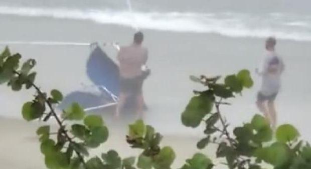 Majdnem belecsapott a villám a strandon két emberbe - videó