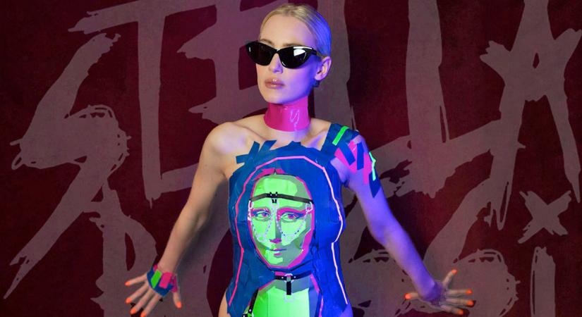 Stella Bossi: Insta-Barbie vagy techno-Oppenheimer?