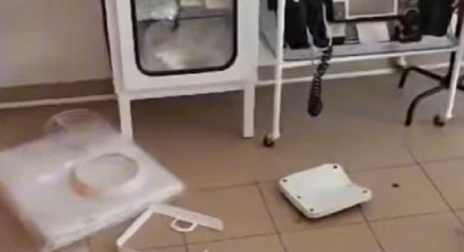 Bedrogozva verte szét a kazincbarcikai rendelőt