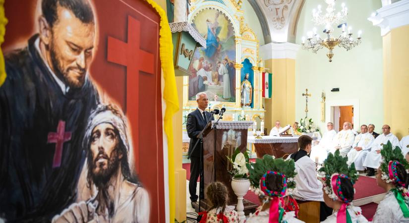 Megújult templomot adott át Soltész Miklós Ajakon