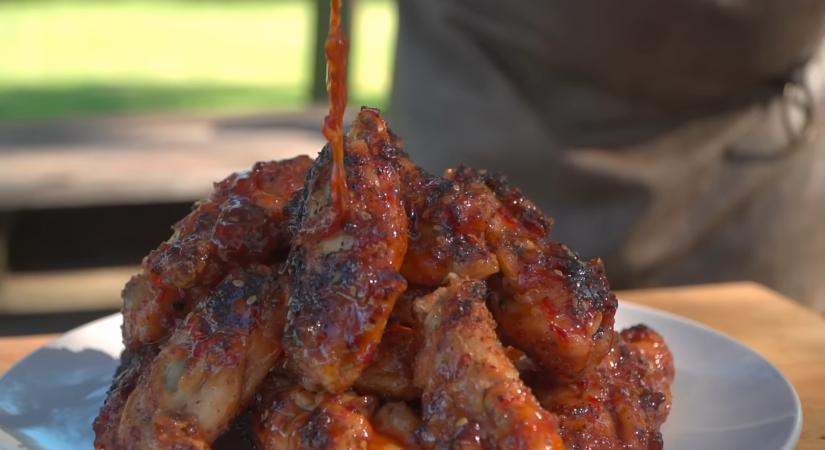 Csípős csirkeszárnyak kamado grillen
