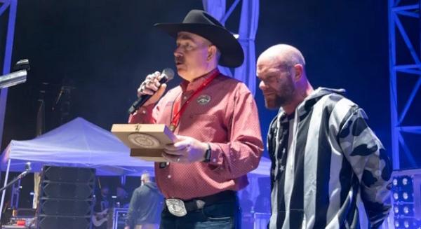 Five Finger Death Punch: Ivan Moody megkapta a város kulcsát, ahol egy hónapja él (videó)