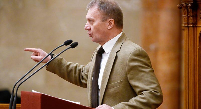 Közleményt adott ki a DK: "Töretlenül folytatódnak az orbáni megszorítások"