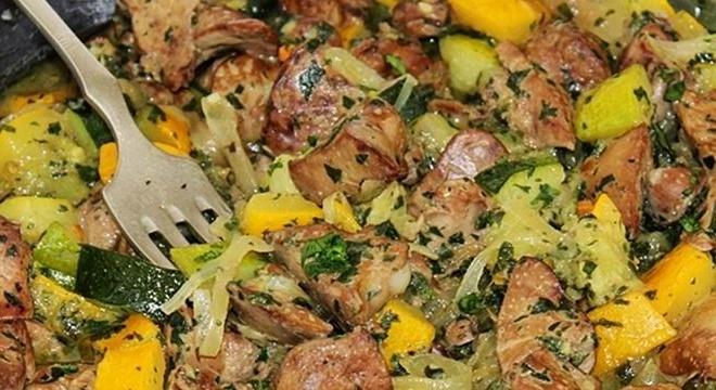 Könnyű és kiadós: cukkinis-hagymás csirkemáj