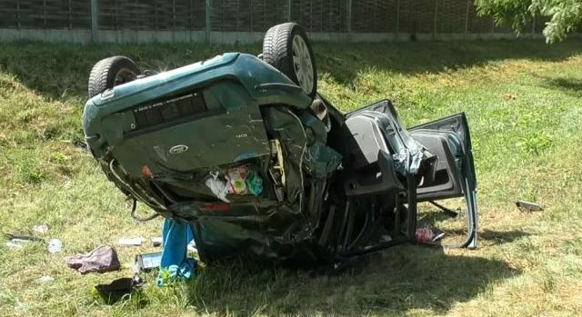Puha, füves területre esett a kisbaba, miután kirepült a kocsiból, nagymamája szerint ennek köszönheti életét