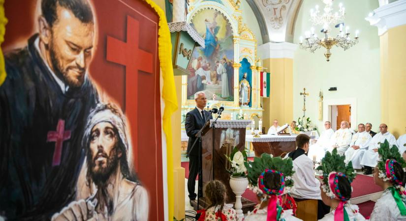 Megújult templomot adott át Soltész Miklós Ajakon