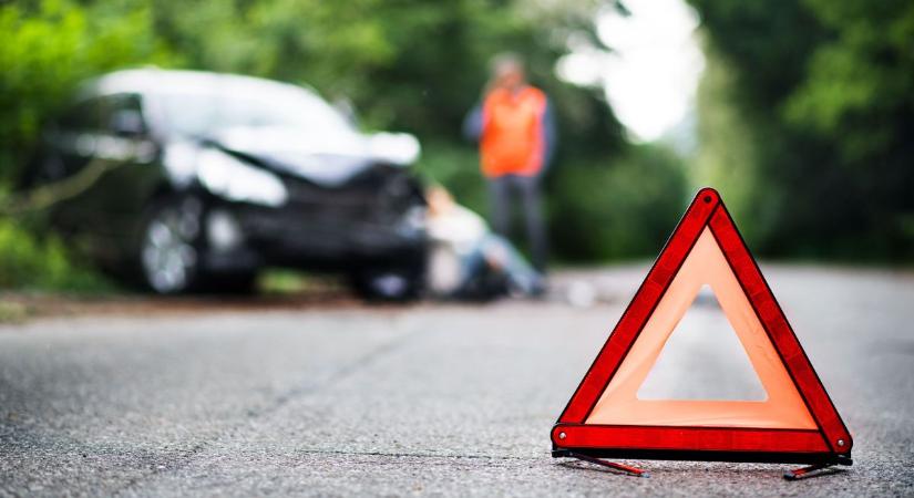 Baleset történt az 1-es főúton: autó és kisteherautó ütközött Bicske térségében