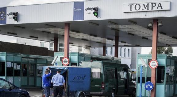 Áldatlan állapotok a tompai határátkelőhöz vezető úton