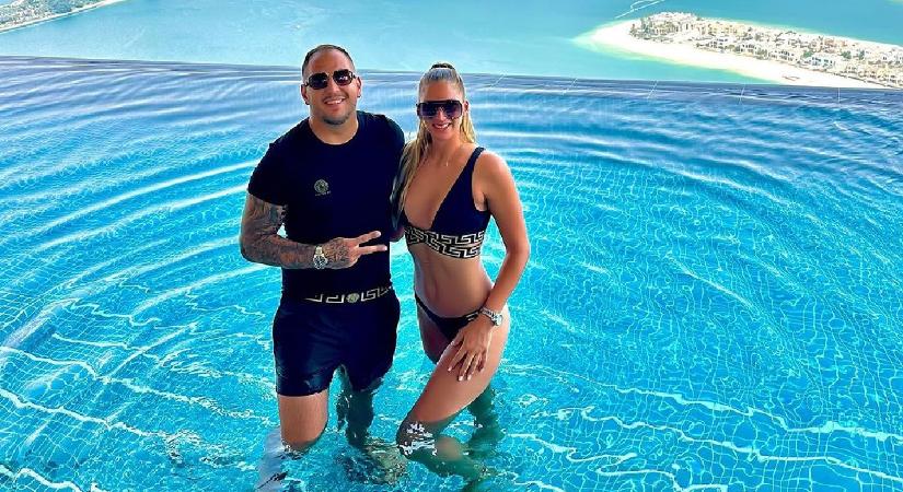 Káprázatosan néz ki Curtis szerelme, bikinis fotók készültek róla