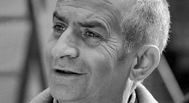 Eredetileg szűcsnek tanult, de nyüzsgése miatt eltanácsolták Louis de Funès-t