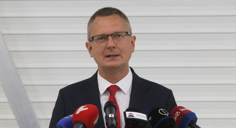 Sajátos időutazással bizonyítaná a kormány a pedagógus státusztörvény sikerét