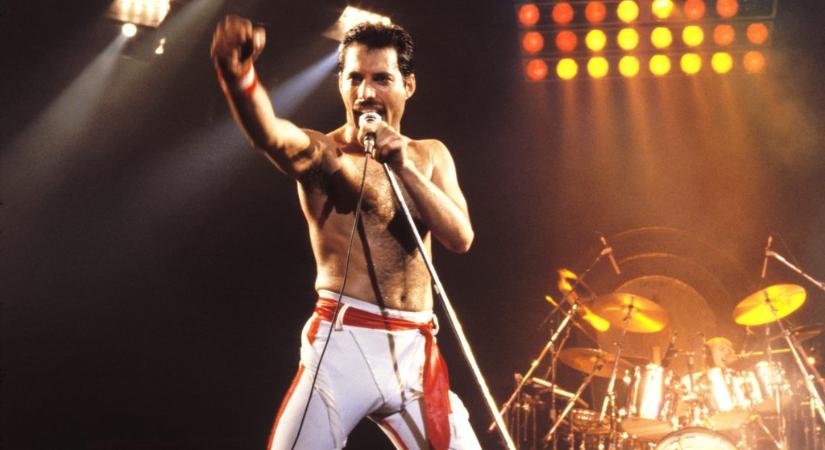 Fellépőruha, dalszöveg, bajuszfésű – 30 ezer tárgyat árvereznek el Freddie Mercury házából
