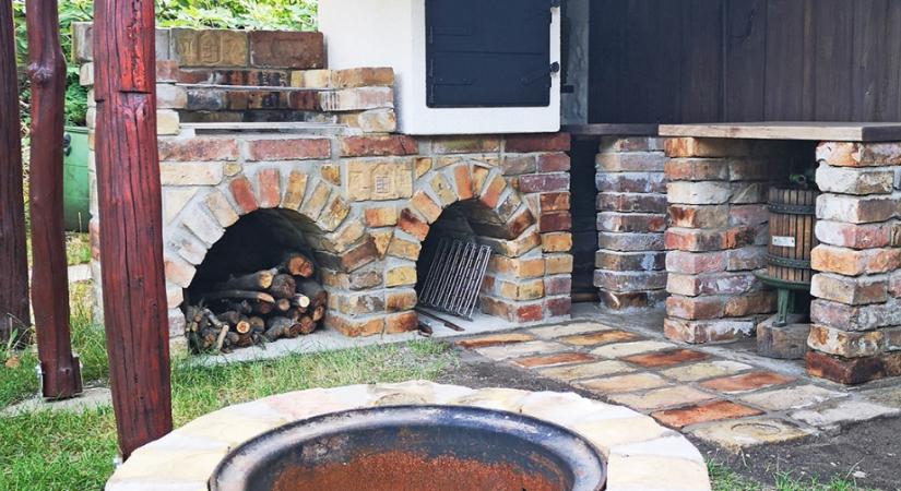 Kerti konyha bontott téglából: grillel, bográcsozóval és kemencével