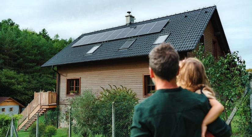 Már egy „paksnyi” naperőmű van a magyar háztetőkön