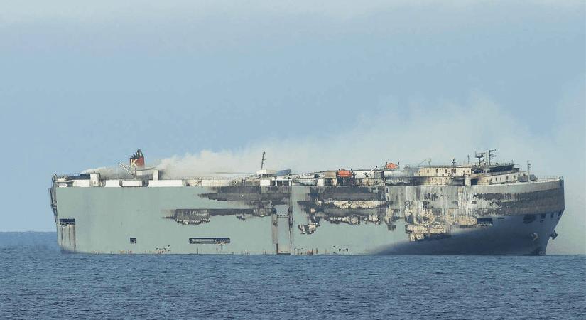 Eemshaven kikötőjébe vontatták a kiégett Fremantle Highway autószállító hajót
