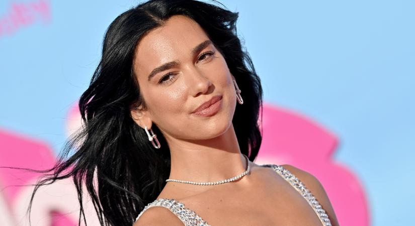 Dua Lipa metál miniruhája többet mutat, mint egy pucérruha