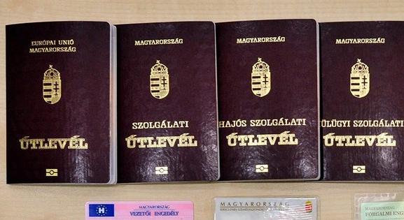 Lelassultak a határok, még a repülőtéren is várni kell