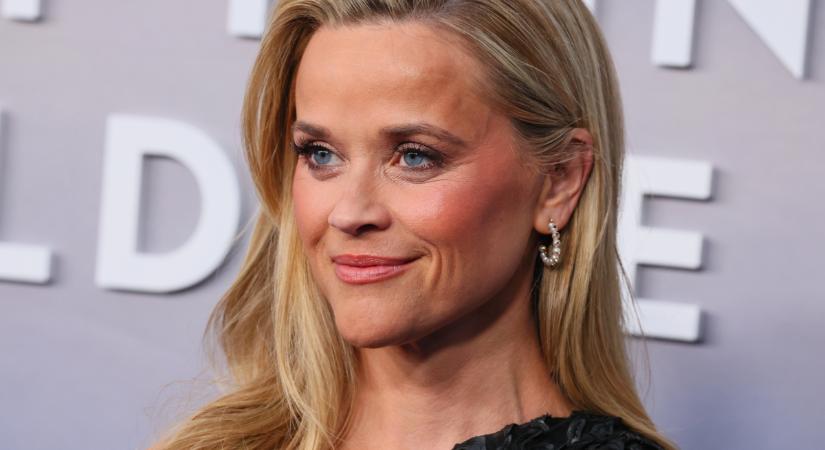 A 47 éves Reese Witherspoon nem semmi fotókat vállalt: falatnyi rózsaszoknyában villantja meg formás lábait