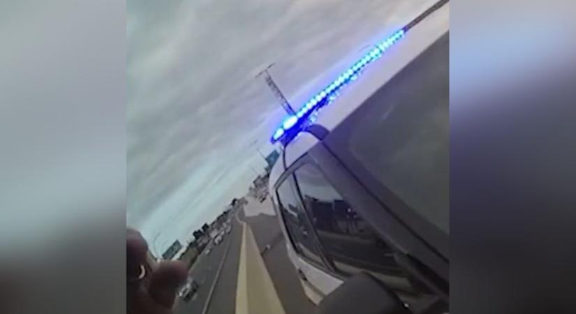 Videón ahogy a rendőr felhívja a gyorshajtó kamasz szüleit