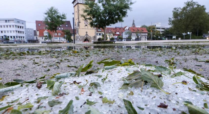 Nem csak Magyarországon, egész Európában ítéletidő pusztít: Szlovéniában már emberéleteket követelt, máshol falakat döntött ki a vihar és halmokban áll a jég az utakon