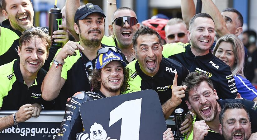Rossi pilótája az élen a MotoGP esőben megtartott időmérőjén