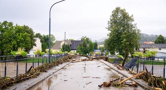 Három halálos áldozata van az időjárásnak Szlovéniában, lezárták az A1 autópálya egy szakaszát