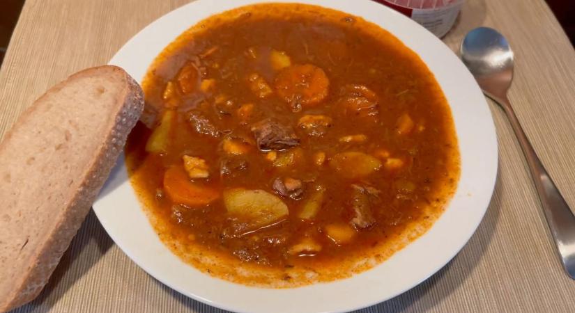 Marhagulyás bográcsban – én így szeretem