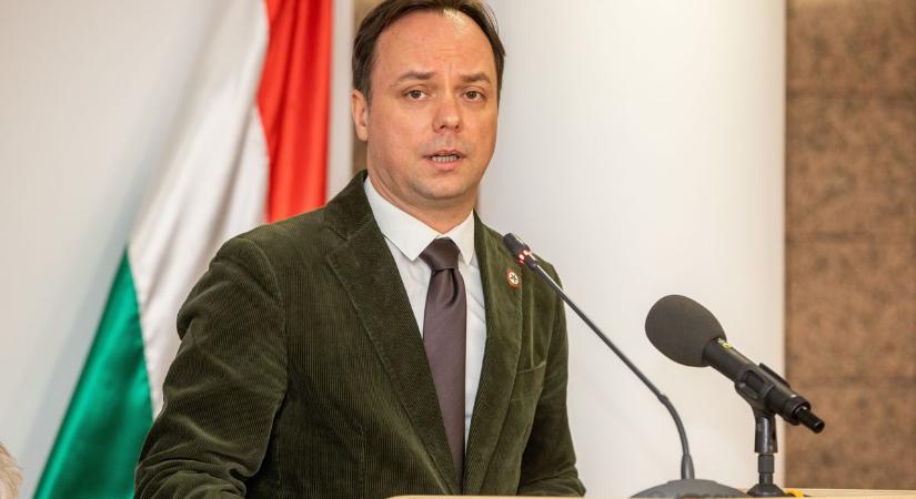 A kormány iskoláknak és civil szervezeteknek adományozta a népszámlálásnál használt táblagépeket  videó