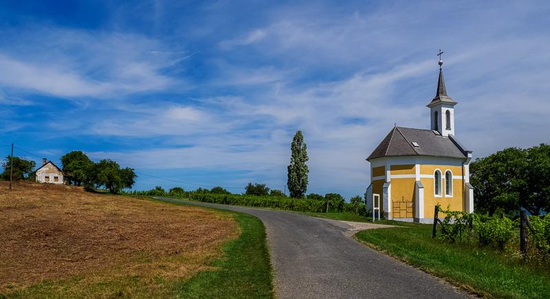 Misztikus kápolna a szőlők között: a lesenceistvándi Mária kápolna