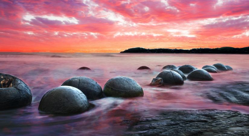 Furcsa, gömb alakú sziklák hevernek ezen strandon - képek