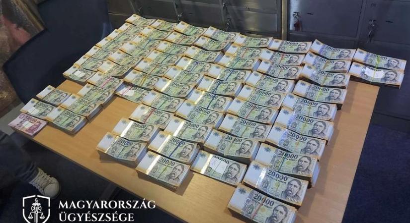 Már 52 gyanúsítottja van egy, a Miniszterelnökséget és a Pénzügyminisztériumot érintő vesztegetési ügynek