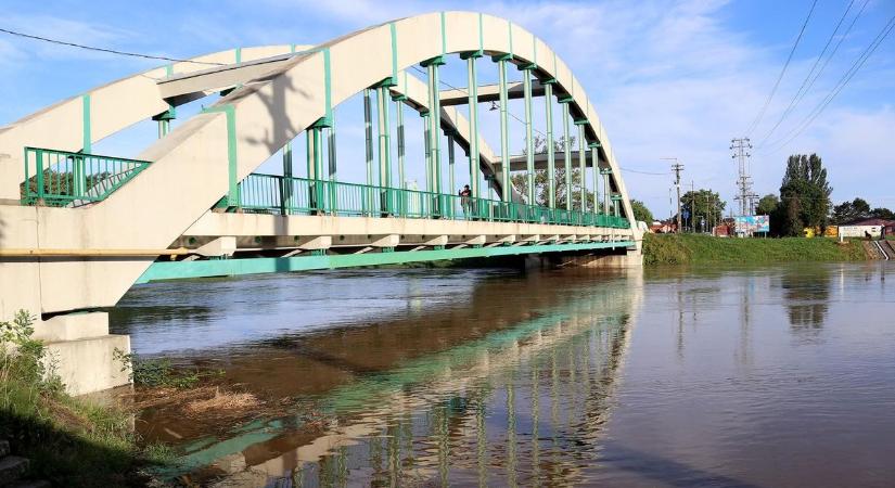 422 centiméter - Harmadfokú készültség a Rábán Sárvárnál