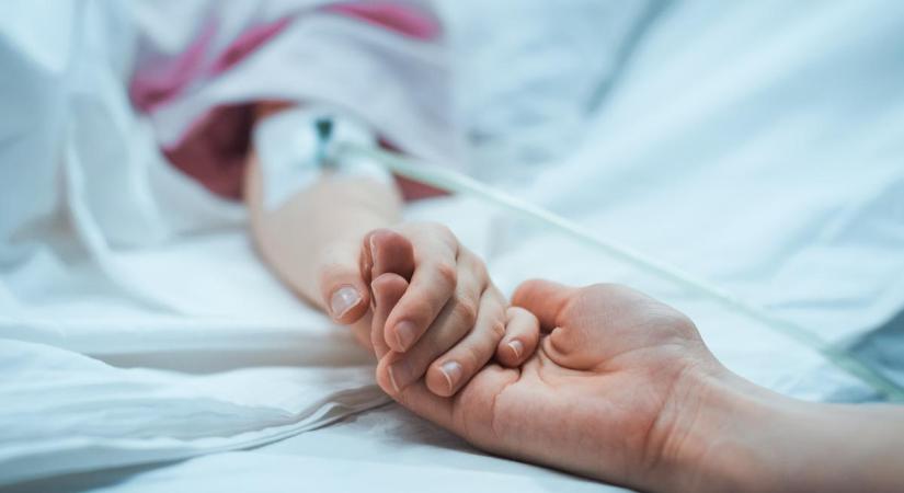 Az orvosok lekapcsolták a gépekről a kislányukat, és búcsúzóul megcsókolták a homlokát. És akkor…